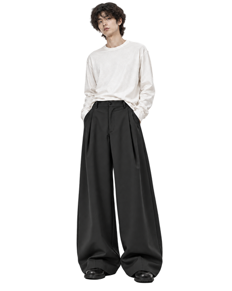 Relaxed Pleated Straight-Leg Trousers Black — model